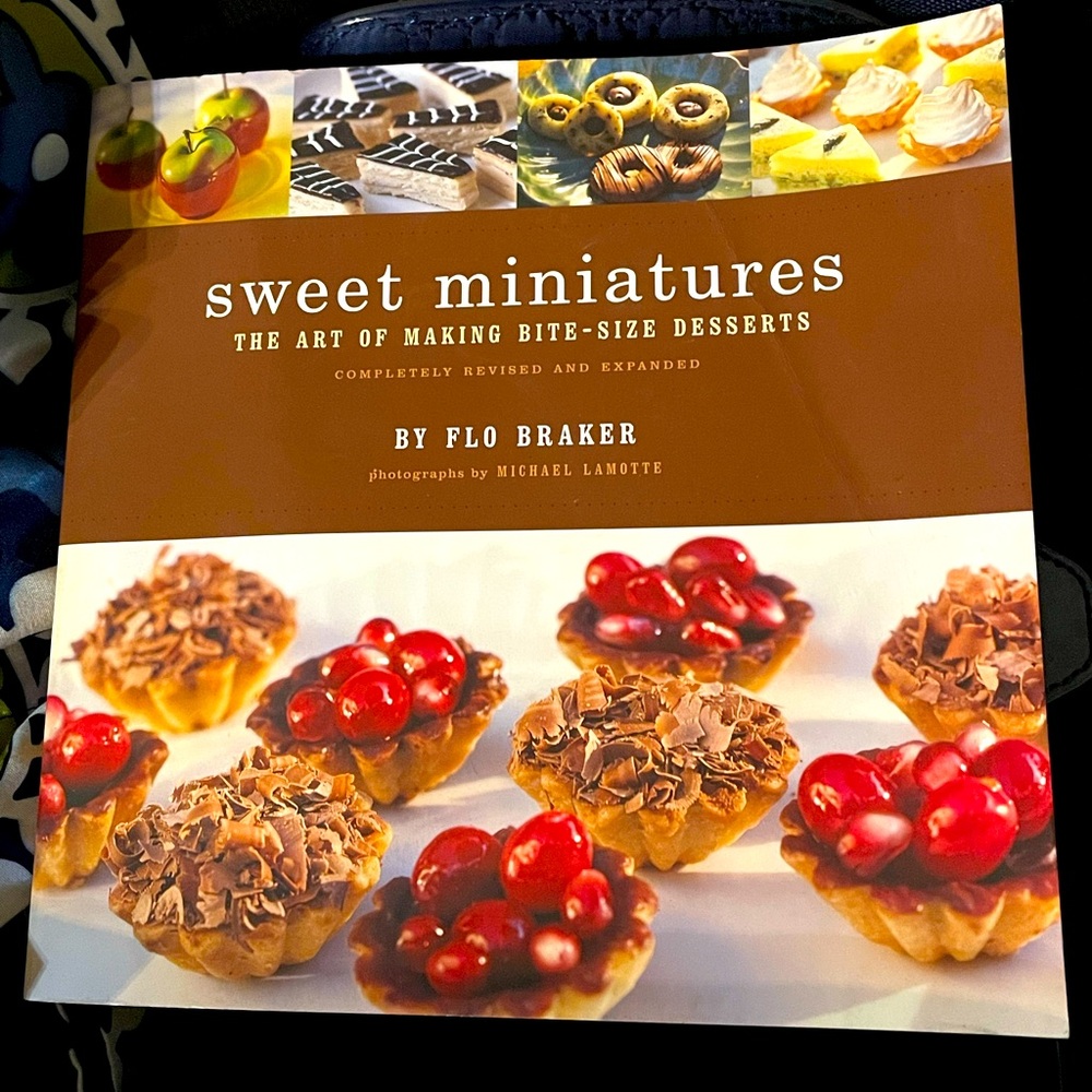 Sweet miniatures -the art of making bite-size desserts- recipes! Pre owned